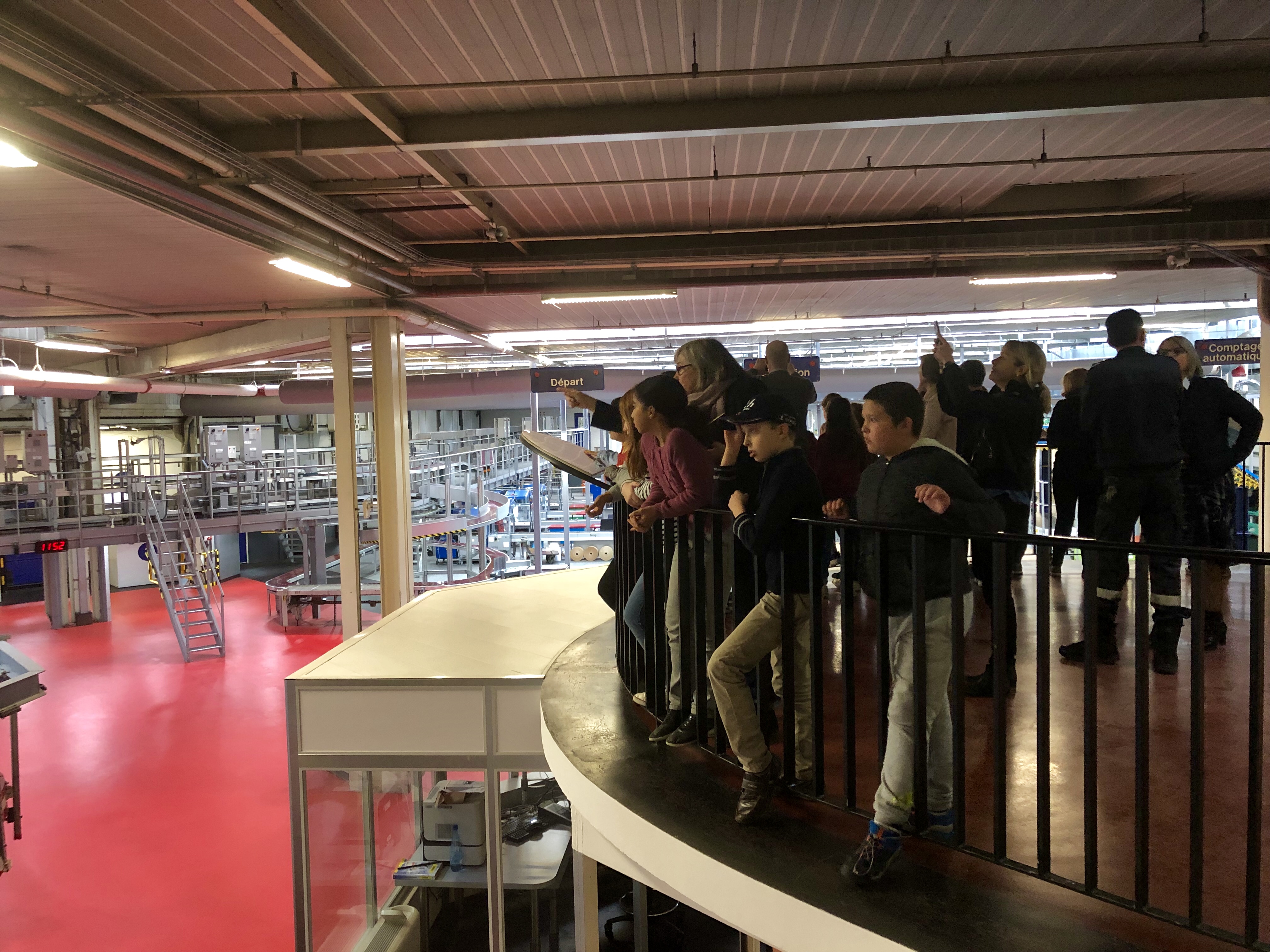 Les élèves de l'école Sainte-Croix visitent le journal Ouest-France, à Rennes. Photo : Lara Bru