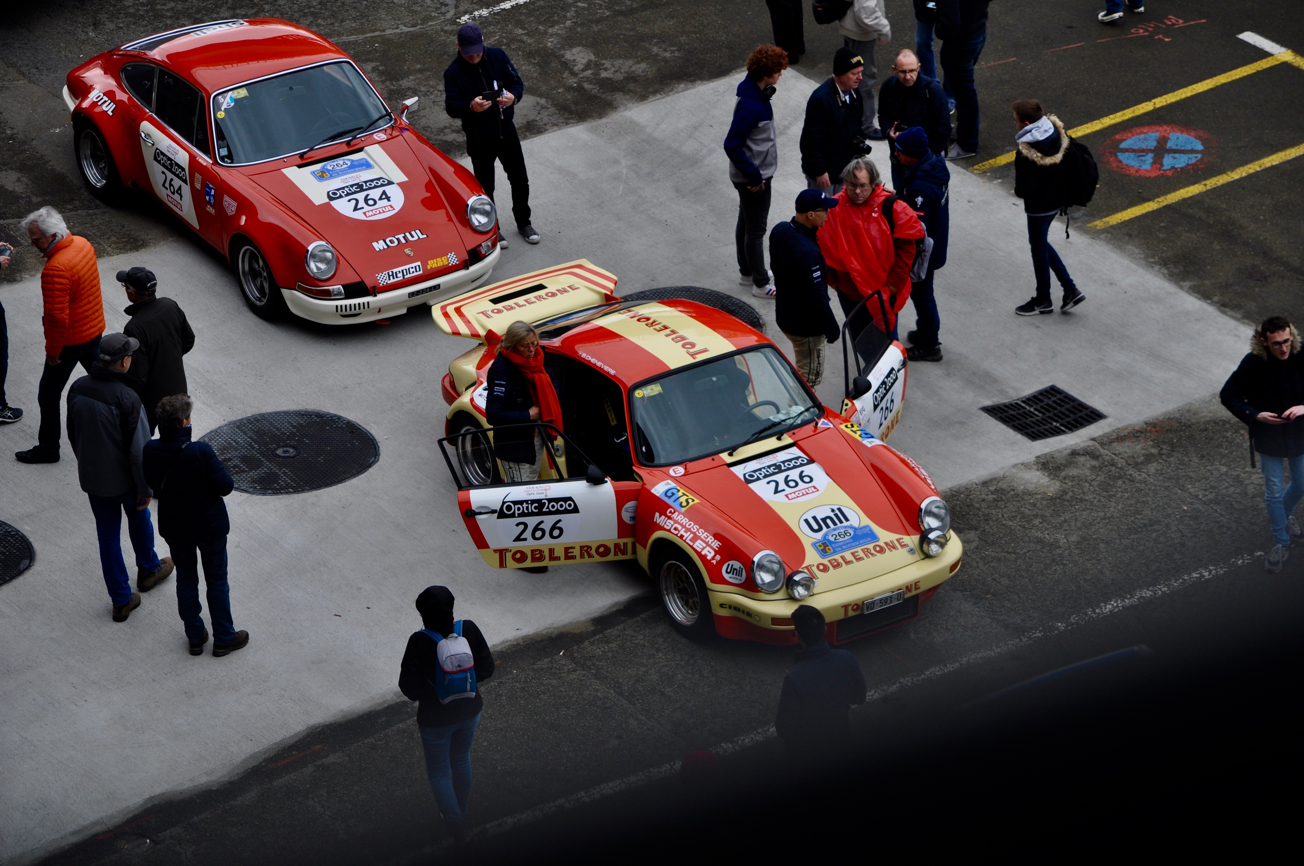 Dernières vérifications pour la Porsche 911 Carrera de 1974. Photo : Lara Bru/ACO