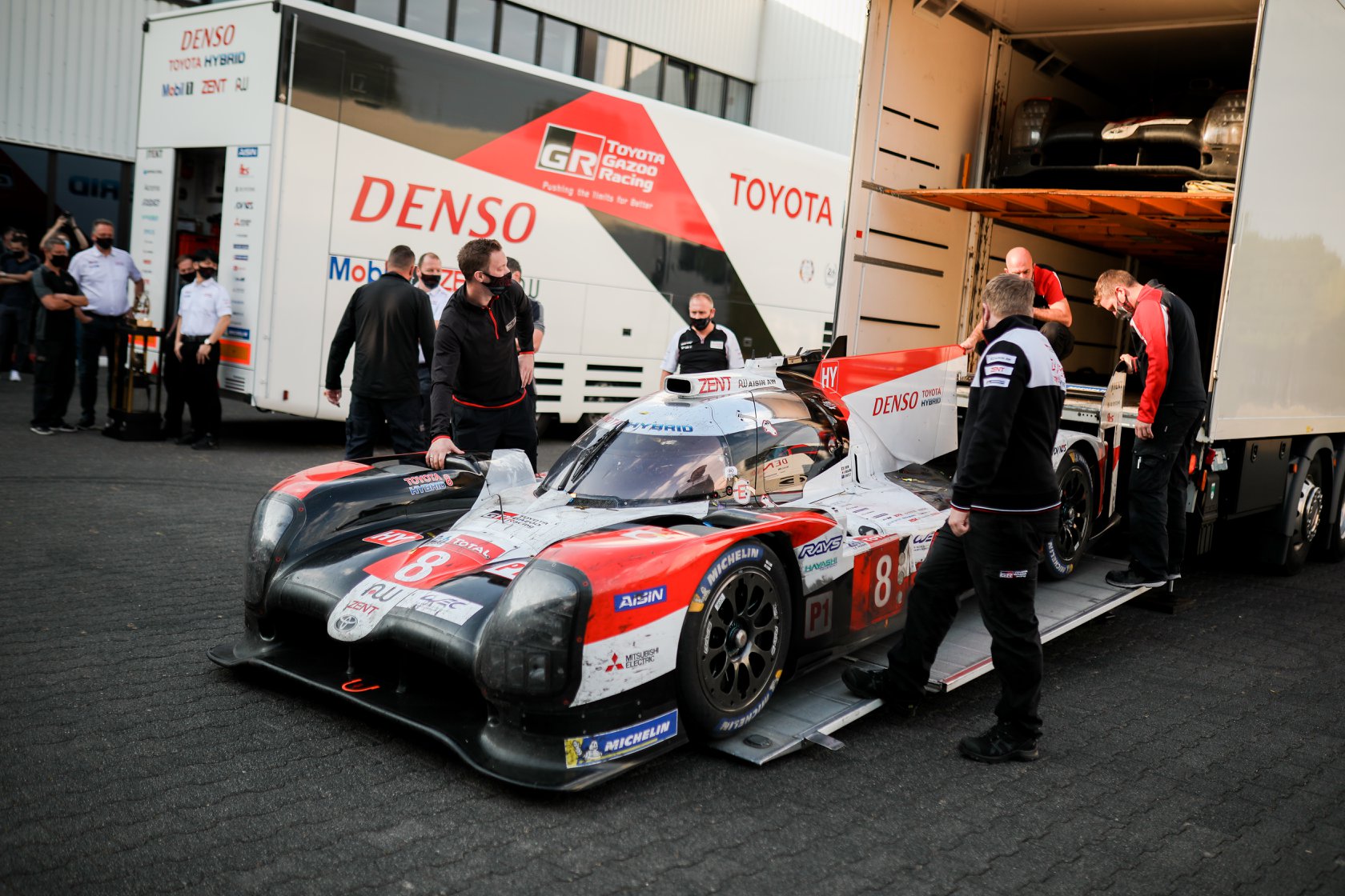 PHOTO (D.R Toyota) : la Toyota TS050 Hybrid #8 lors de son retour dans les ateliers de Toyota Gazoo Racing à Cologne.