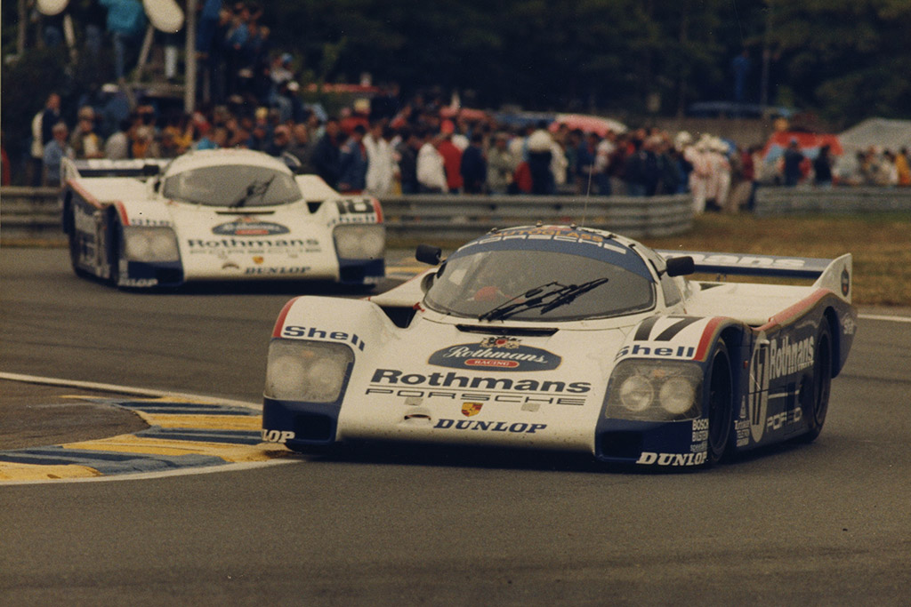 La Porsche 962 de l'équipe Rothmans Porsche avec laquelle Derek Bell a remporté les 24 Heures du Mans en 1987.