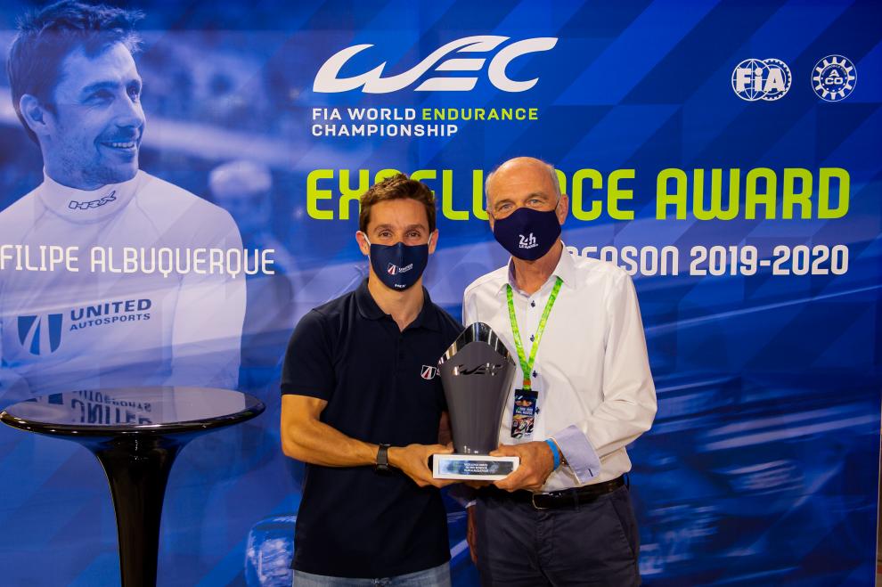 Vainqueur des 24 Heures du Mans 2020 en LMP2,  Filipe Albuquerque reçoit le trophée Excellence de la saison 2019-2020 de la part du Dr Wolfgang Ullrich, son ancien patron chez Audi, aujourd'hui conseiller spécial ACO.