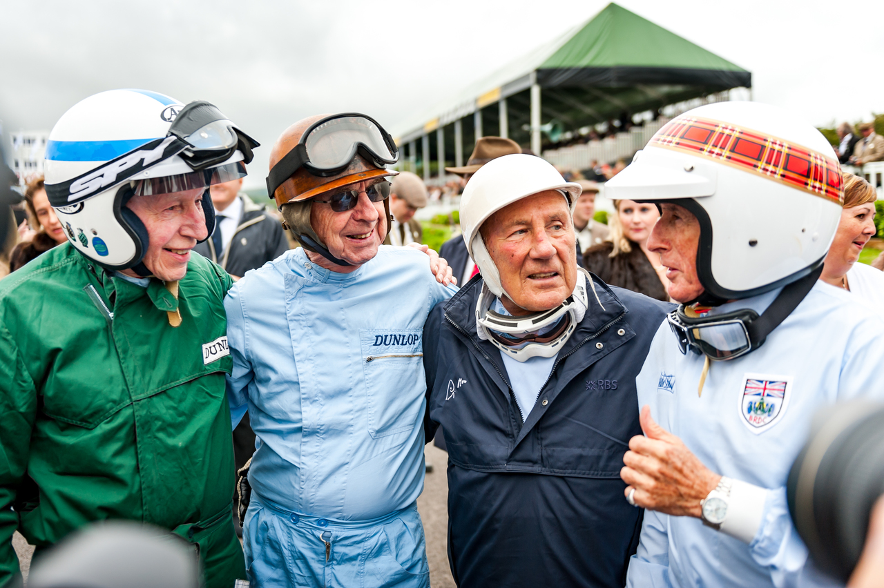 GOODWOOD REVIVAL (GRANDE-BRETAGNE) AU CENTRE : Tony Brooks en 2013 (deuxième en partant de la gauche) en compagnie (de gauche à droite) de John Surtees, Stirling Moss et Jackie Stewart. (LOUIS MONNIER / ACO)