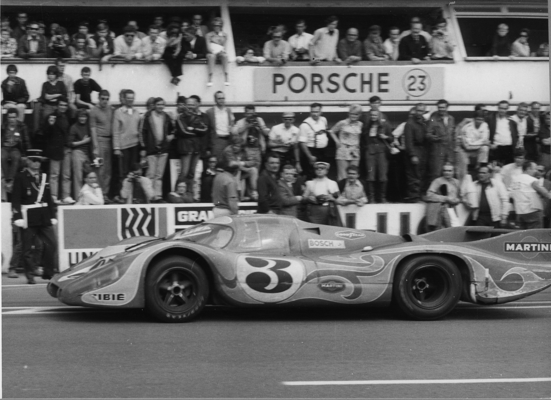 Ici, la 917 LH #3 du Martini Racing Team, pilotée par Gérard Larrousse et Willy Khausen. On voit bien la différence d'aérodynamique avec un modèle "K".