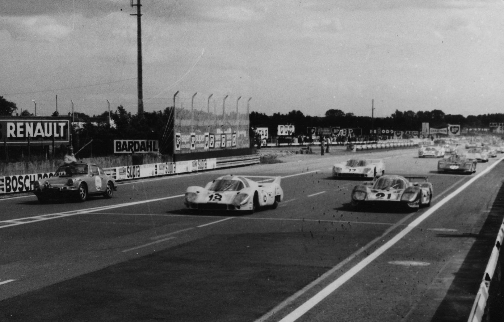 It was this car that started from pole. In fact, as you can see from the photo, three 917 LHs occupied the first three places on the grid.