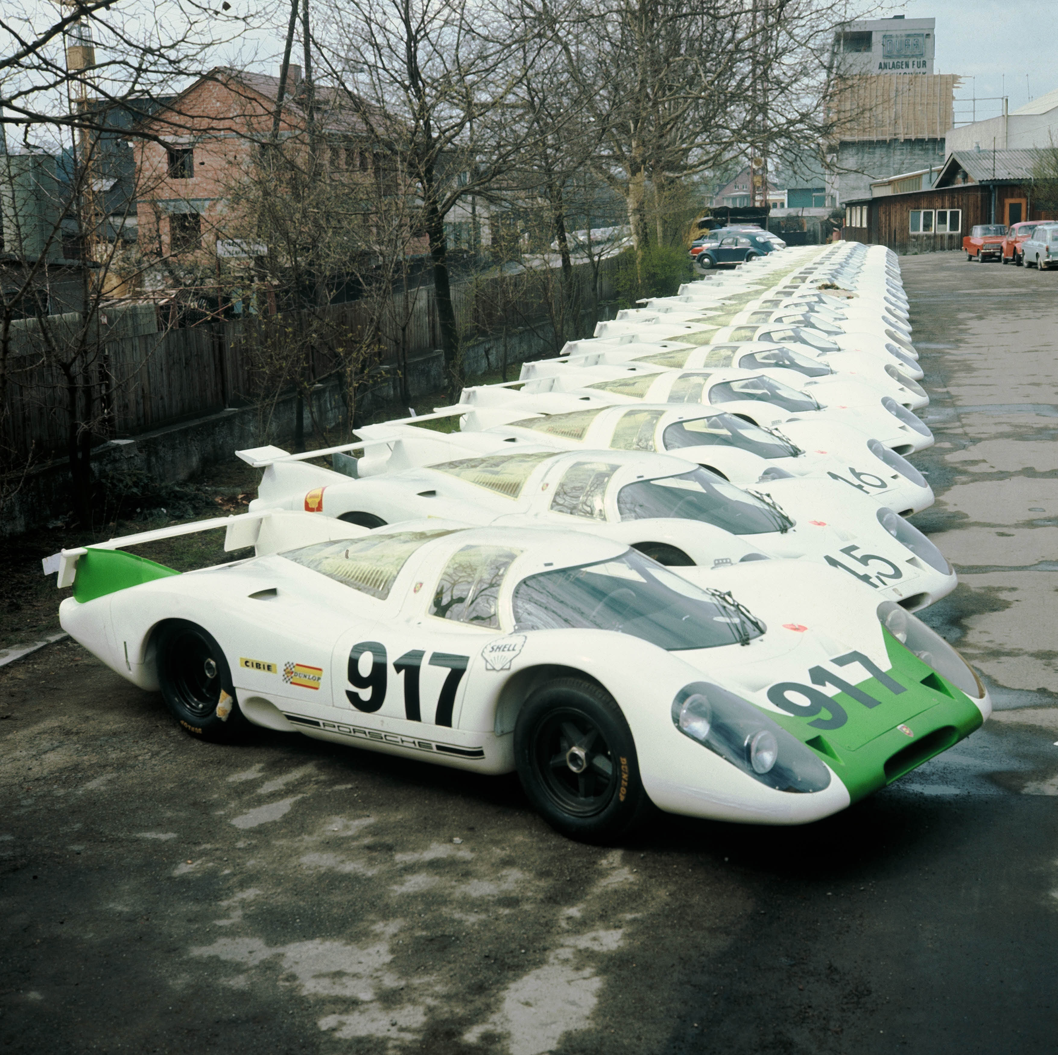 Les 25 premières Porsche 917 nécessaires pour concourir présentées à la Commission Sportive Internationale en avril 1969.