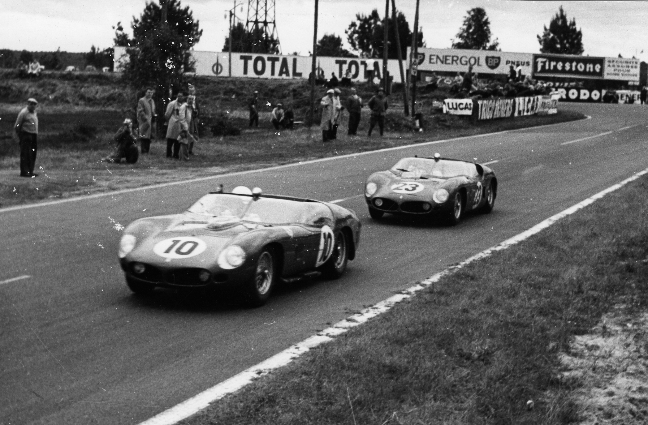 The 1961 24 Hours pitted Ferraris against each other, with the TRI/61 equipped with a 3-litre V12, the Maserati Tipo 63 as well as the Aston Martin DBR1/300. But the Scuderia dominated.