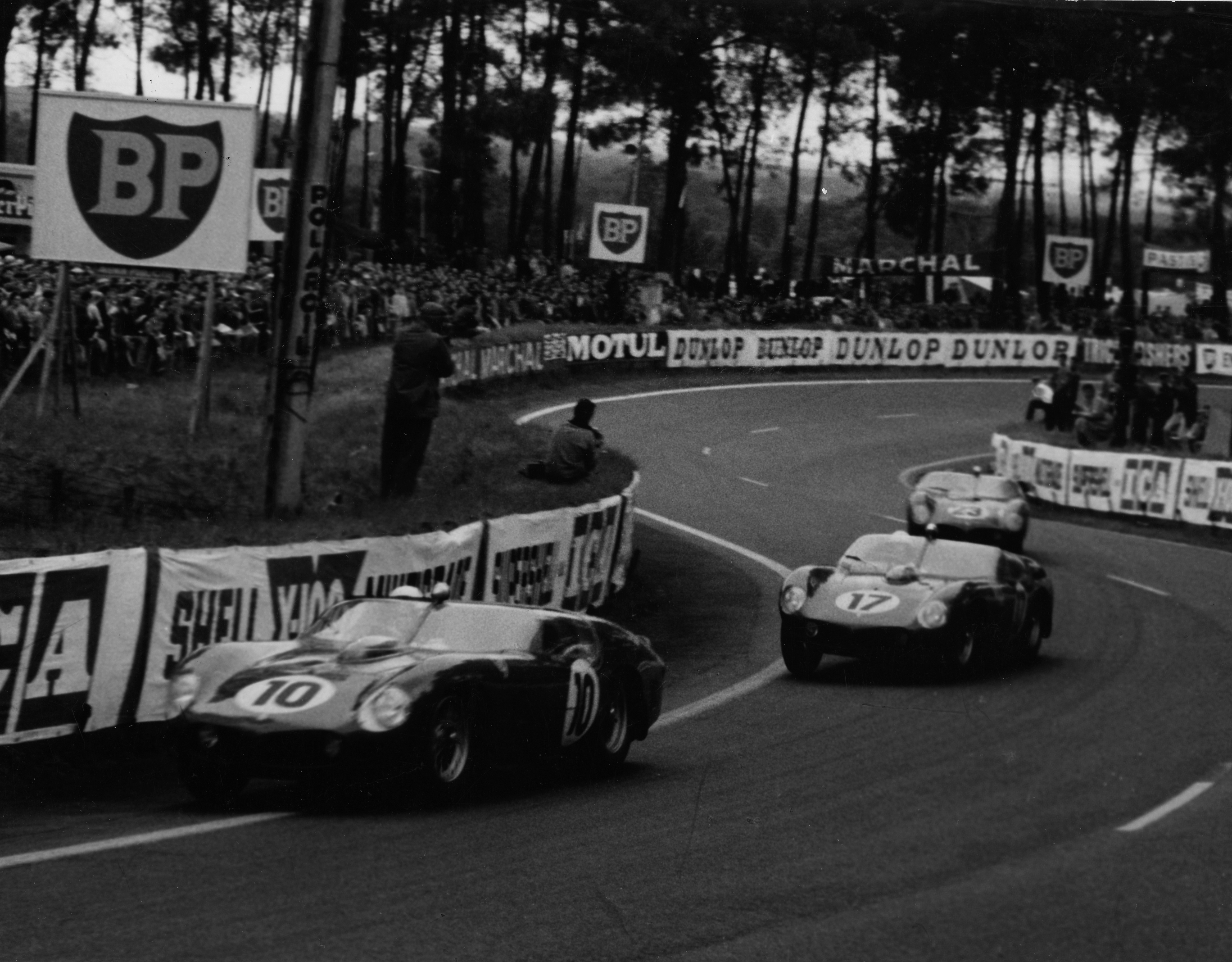 The #10 TRI/61 of Gendebien/Hill just ahead of the NART's TRI/61 driven by brothers Ricardo et Pedro Rodríguez in the fight until retiring. The official #23 Ferrari 246SP of von Trips/Ginther.
