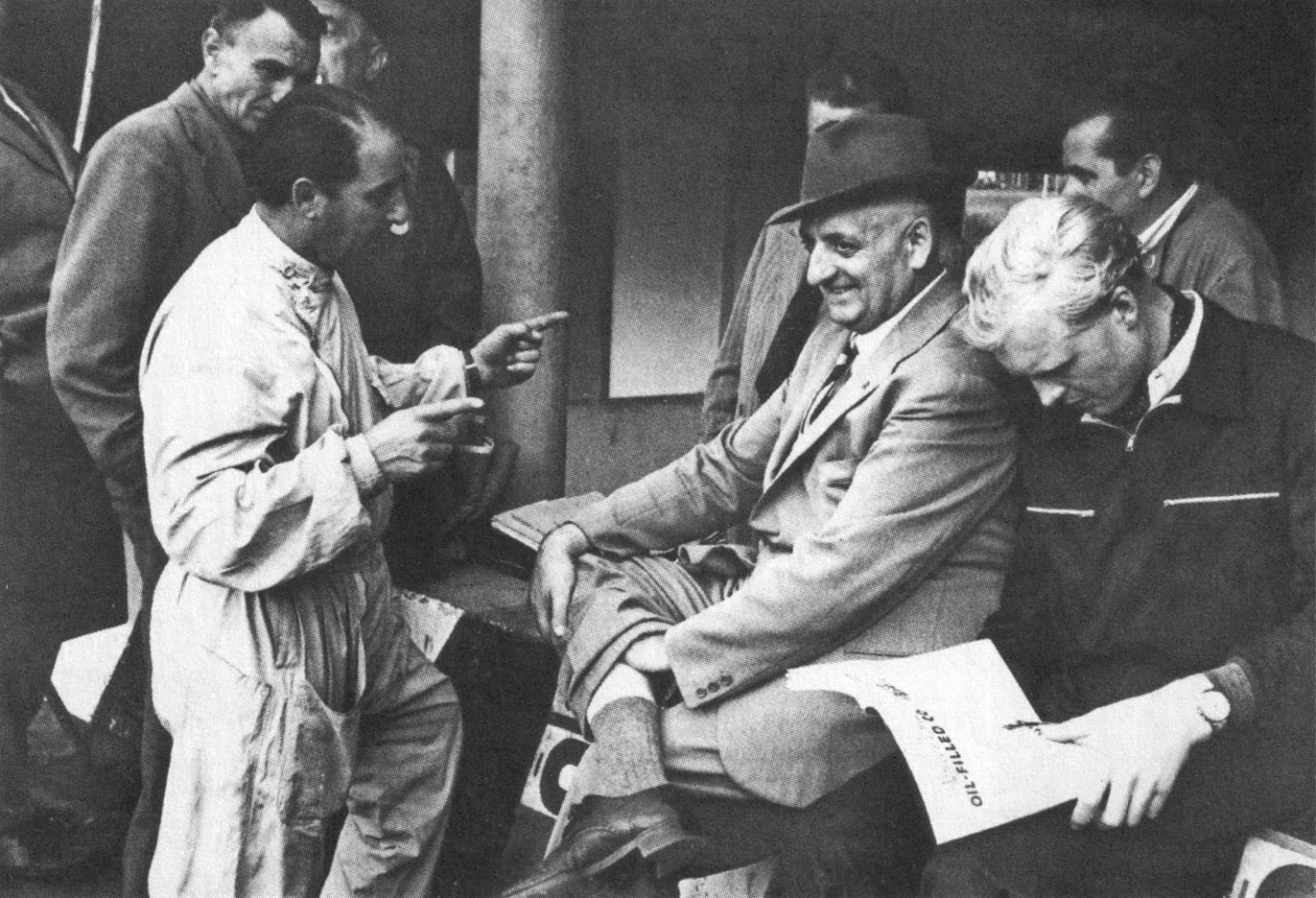 Ici à Monza en 1953, à droite de la photo, aux côtés d'Enzo Ferrari, l'homme au chapeau. Hawthorn était bien apprécié du Commendatore.