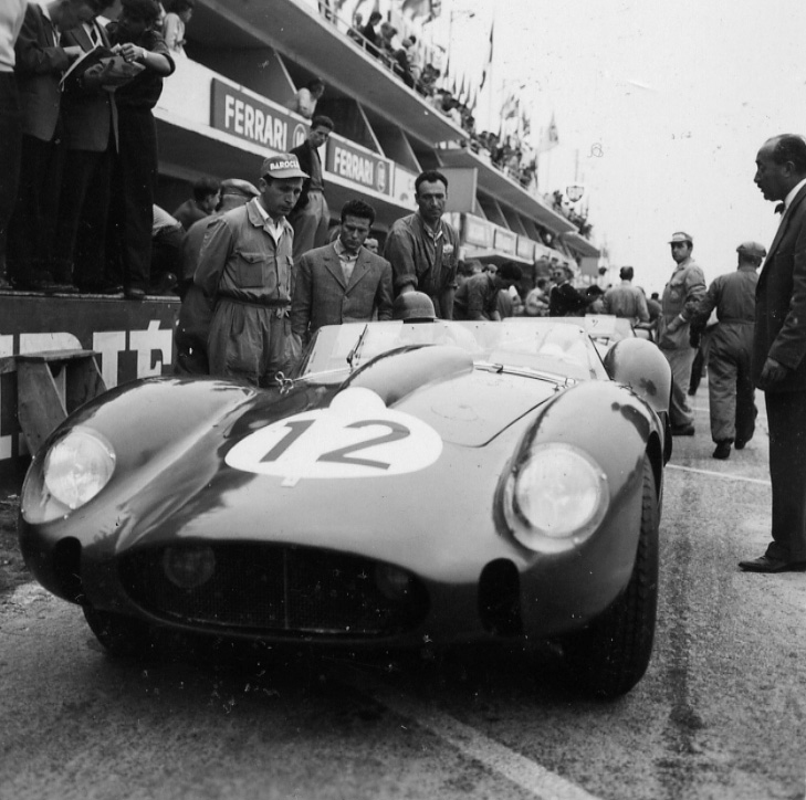 Les 24 Heures 1958 ont été marquées par la pluie, qui s'est abattue pendant 15 heures sur le circuit ! Cela n'a pas découragé les nombreux fans venus assister à une bataille de géants entre Ferrari, Aston Martin, Porsche, et Jaguar.