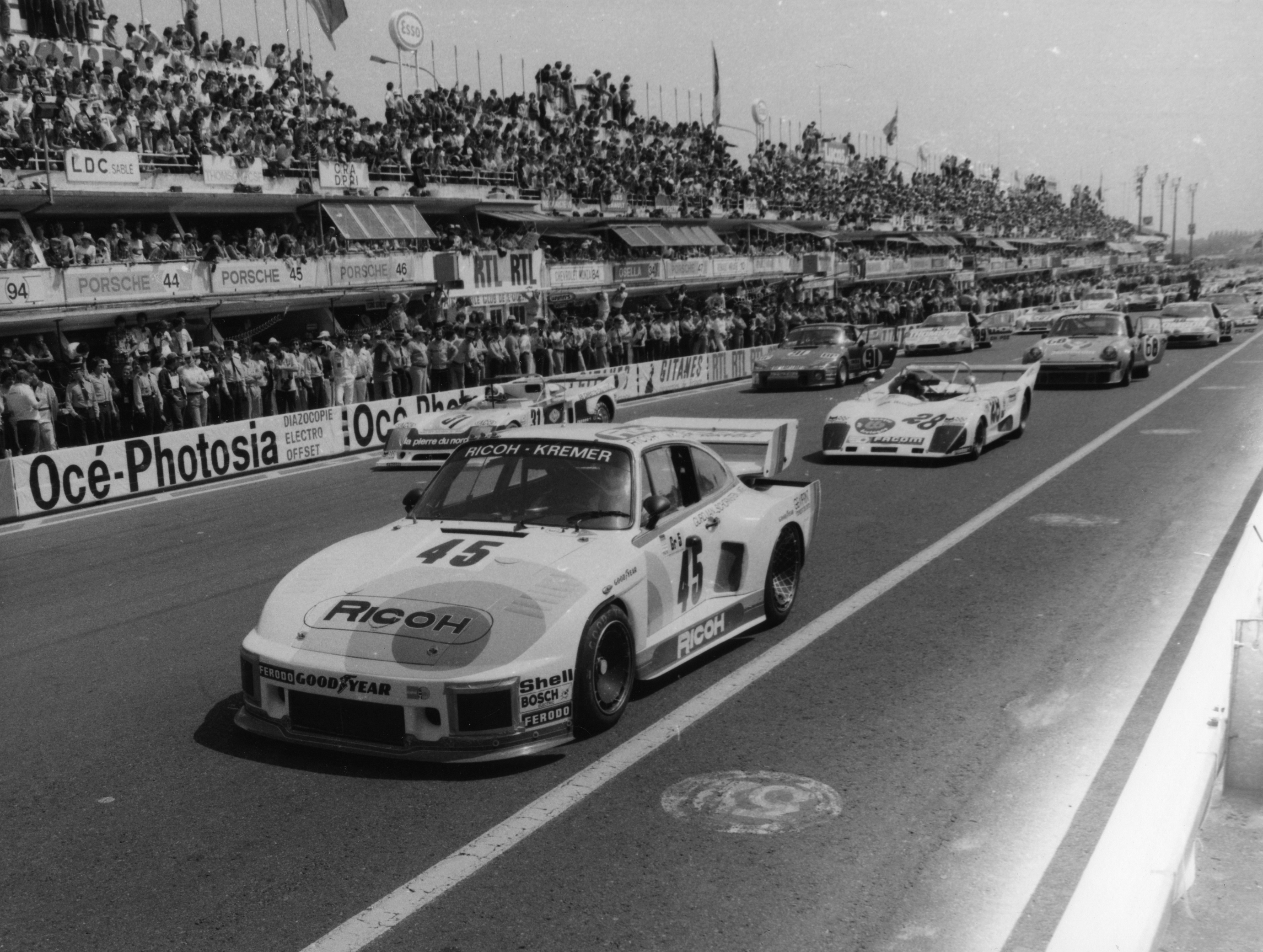 The #45 Porsche 935/77 at the start.