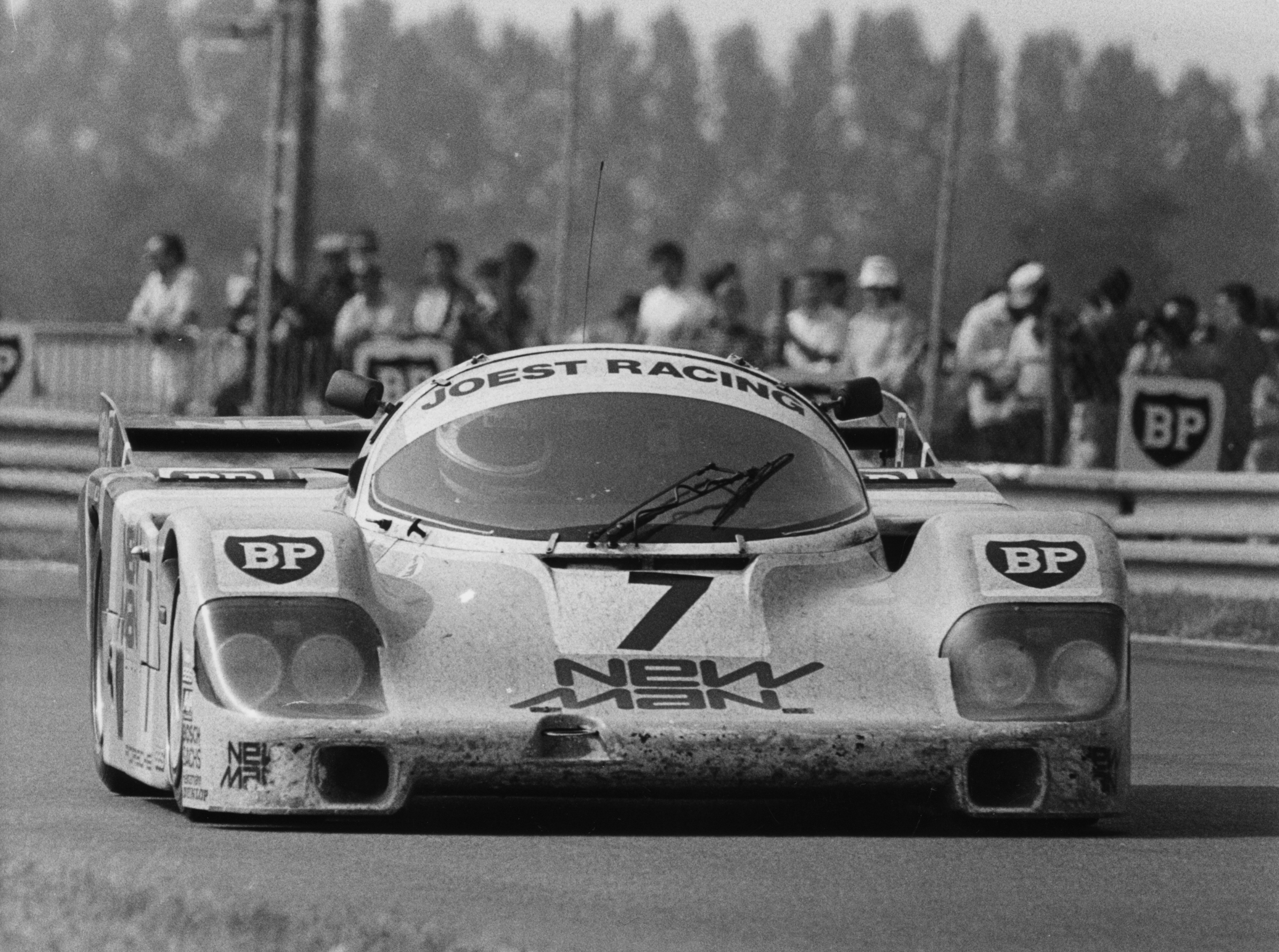 Le châssis 956-117 est entré dans l'histoire. Rares sont les modèles qui comptent deux victoires aux 24 Heures du Mans...