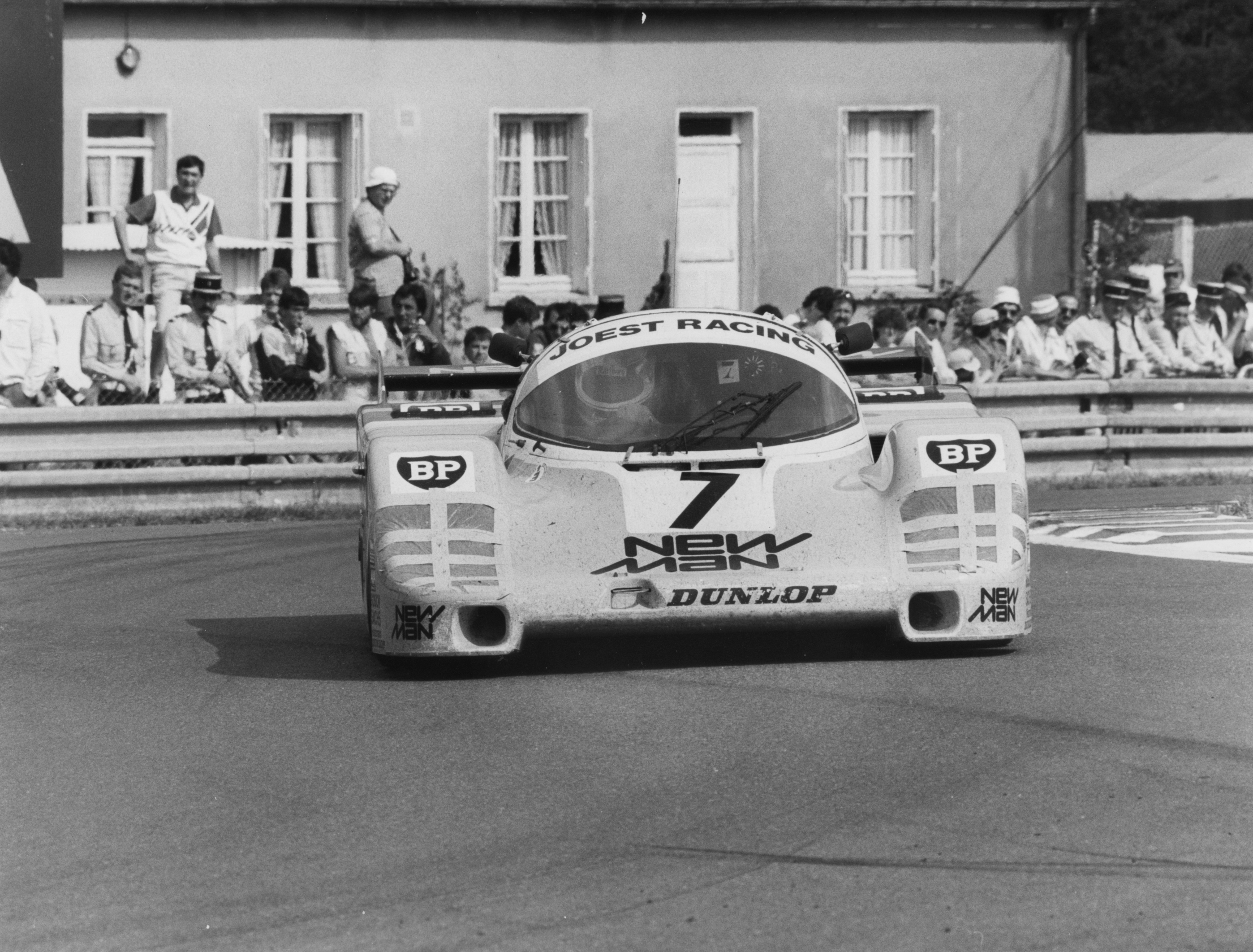 ... et à chaque fois avec le n°7 ! Plus tard, ce numéro porte-bonheur (appelé lucky number seven) a souvent été arboré par des voitures exploitées par le Joest Racing. Parfois avec grand succès, comme en 1996 et 1997.