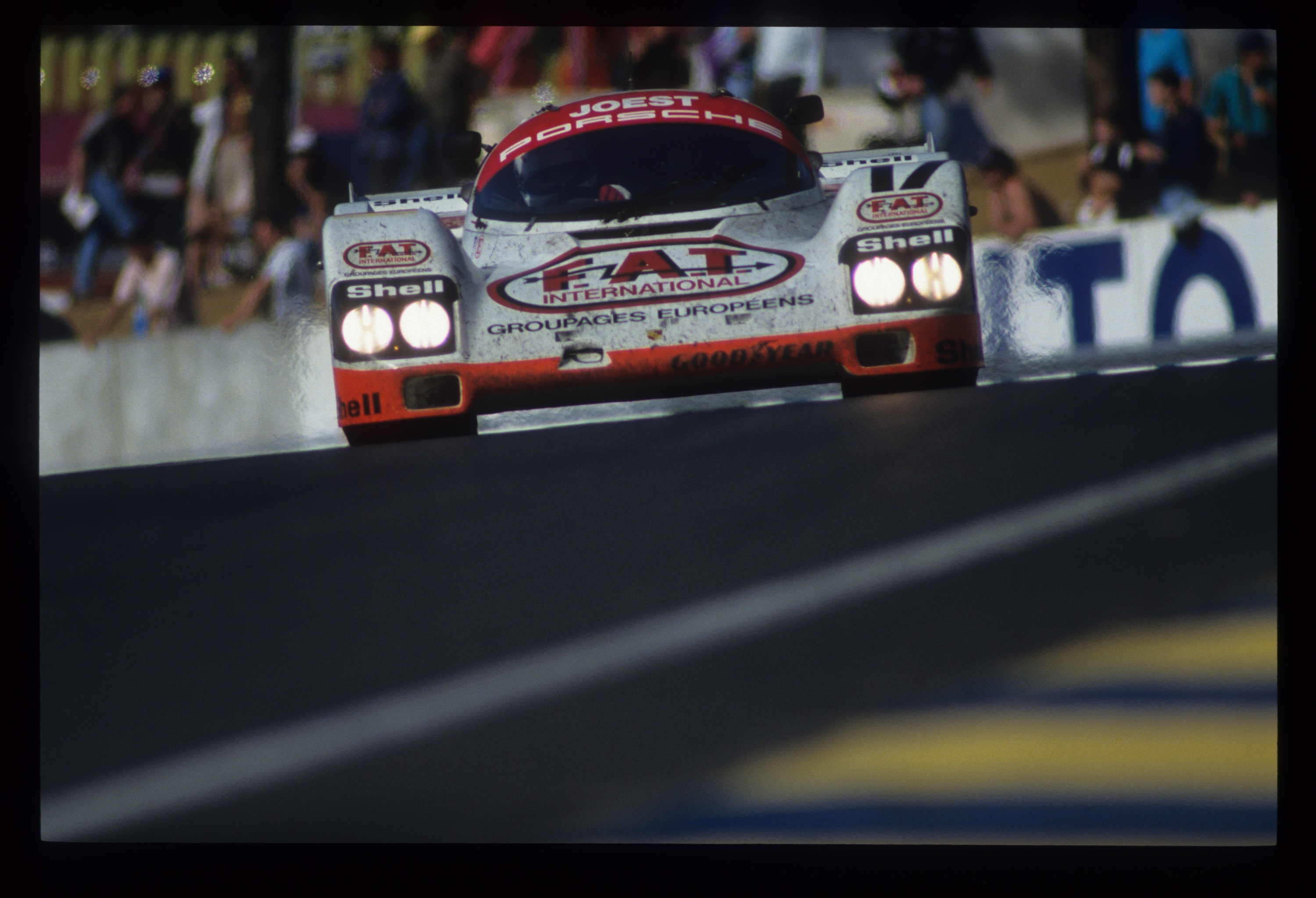 Sur les quatre participations entre 1989 et 1993, il n'a vu l'arrivée qu'une fois ; en huitième position lors de l'édition 1990. En 1993, sur la 962C en photo à gauche, le moteur fit défaut à l'équipe le dimanche matin.