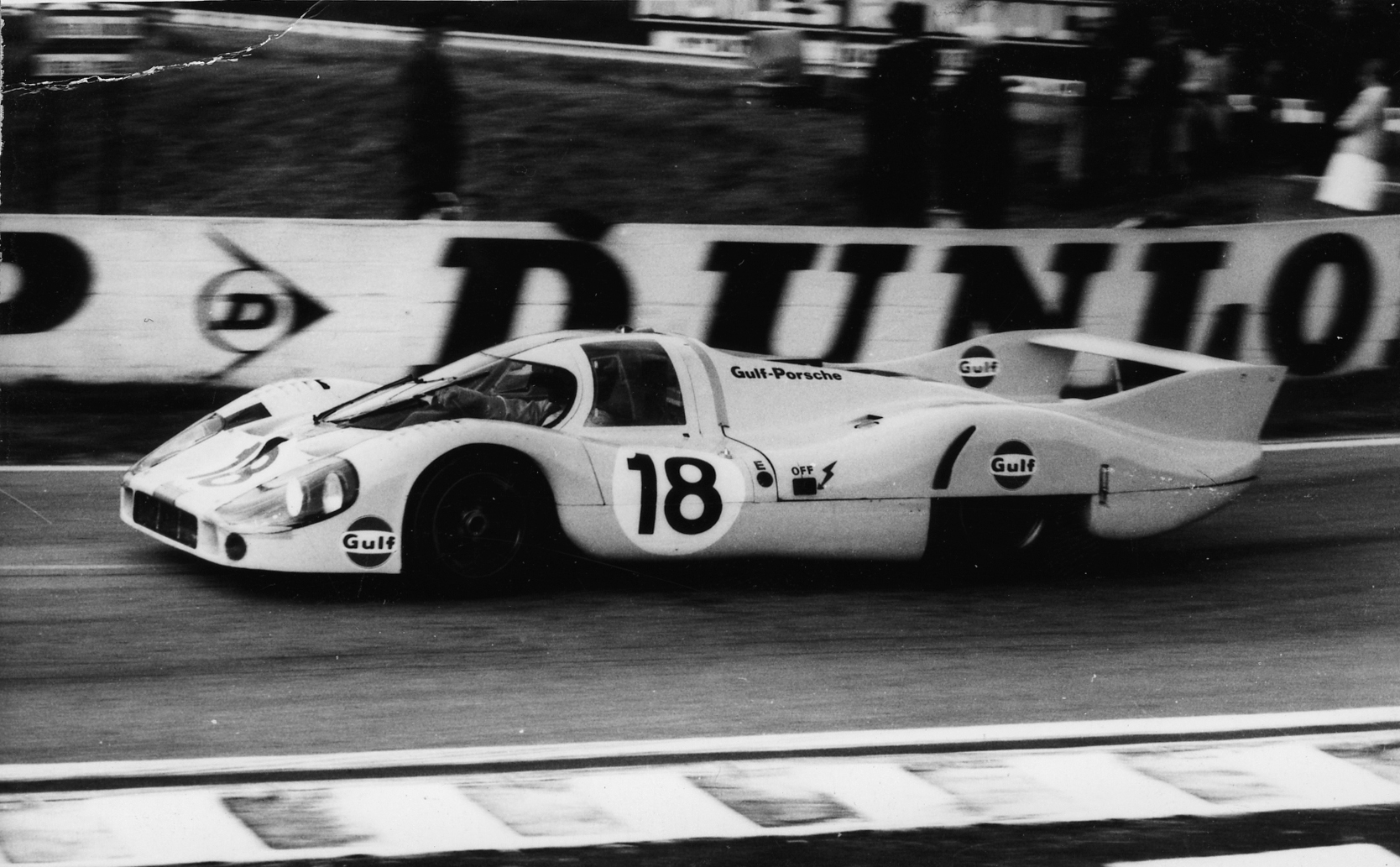 La Porsche 917 en version LH bénéficiait d'une meilleure vitesse de pointe en raison de sa carrosserie spécialement rallongée. Idéal pour aller chercher un record.