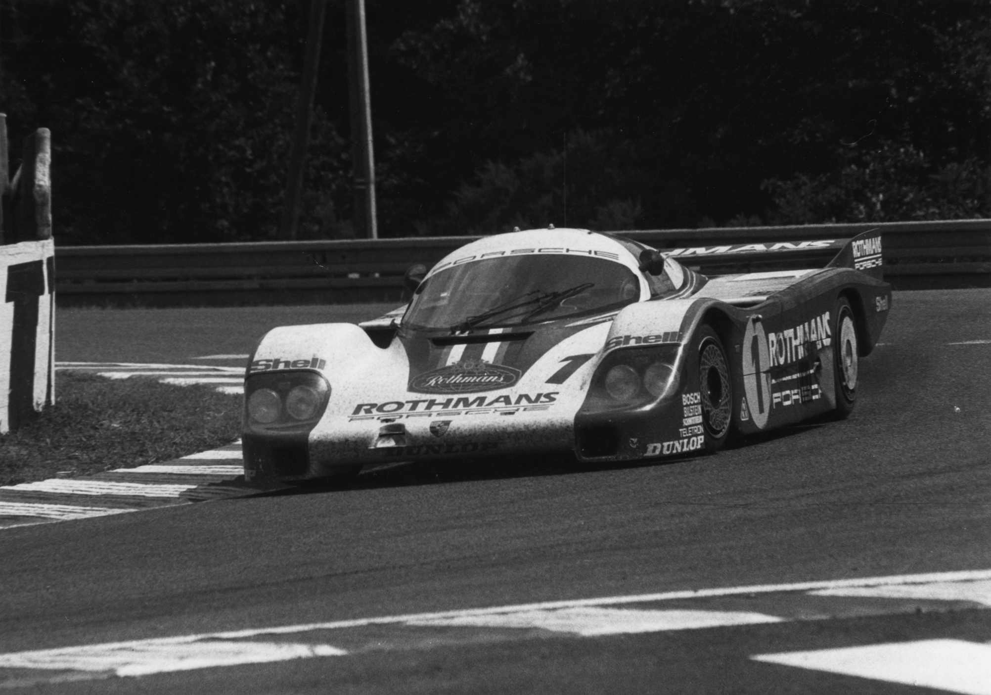 La Porsche 956, ici aux mains de Derek Bell et Jacky Ickx en 1982, est éclatante de rapidité. Sa version améliorée, la 962C, l'est davantage.