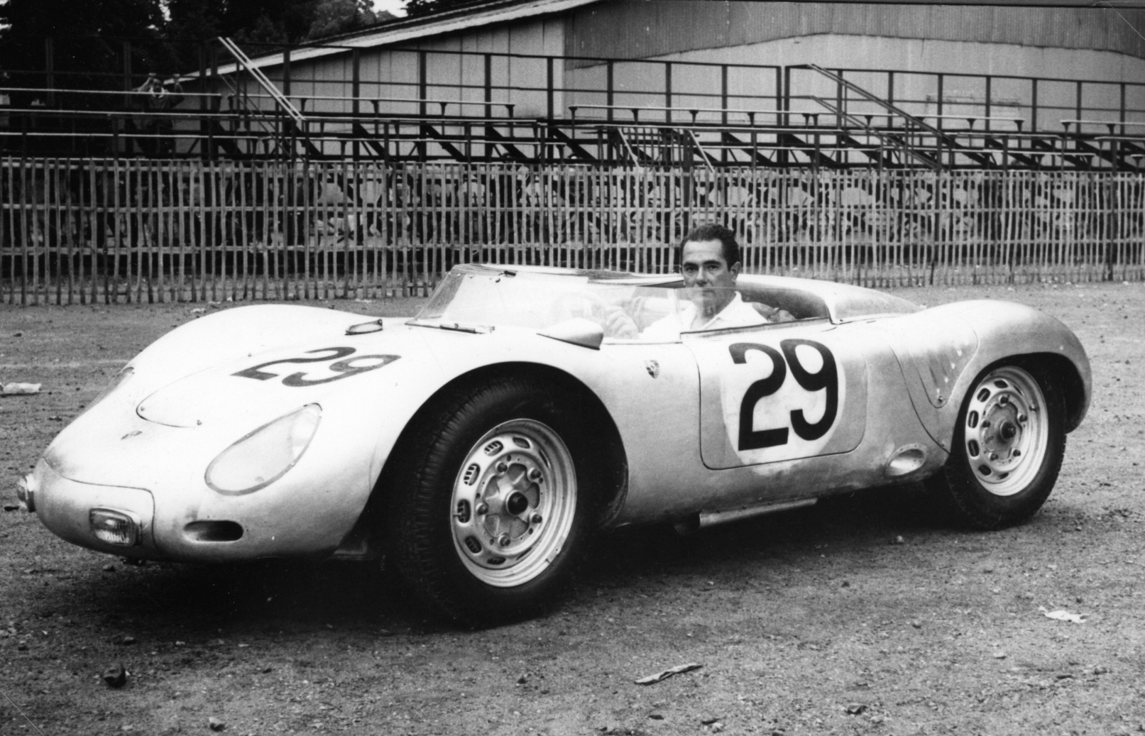 En 1958, Porsche fait forte impression. Avec son petit moteur, la 718 chatouille les Ferrari et Aston Martin.