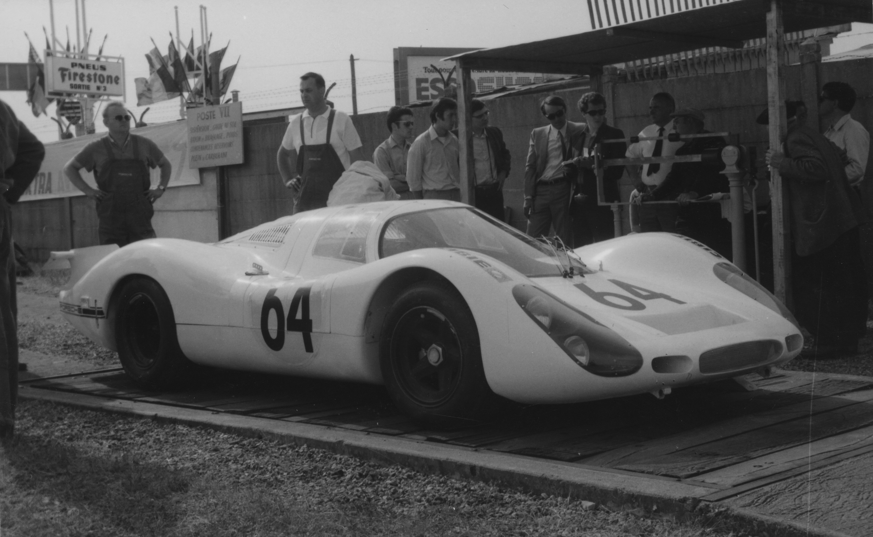 The car was equipped with a flat 8-cylinder engine, compared to 12 for the 917, with a top speed of 275 kph.