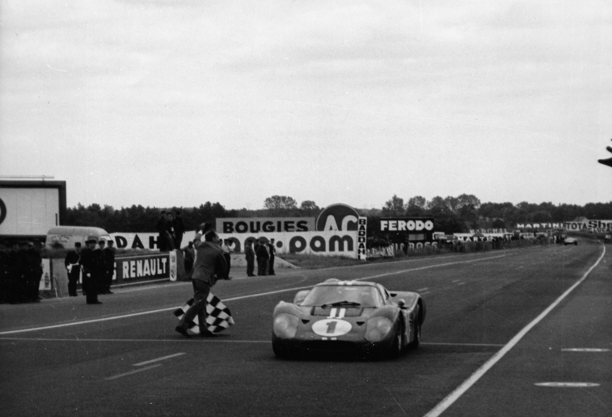 The 1967 Ford GT40 Mk.IV, improved version of the Mk.II winner the previous year, was a venerable weapon. Its finessed aerodynamics helped the car reach 340 kph in the Mulsanne Straight.